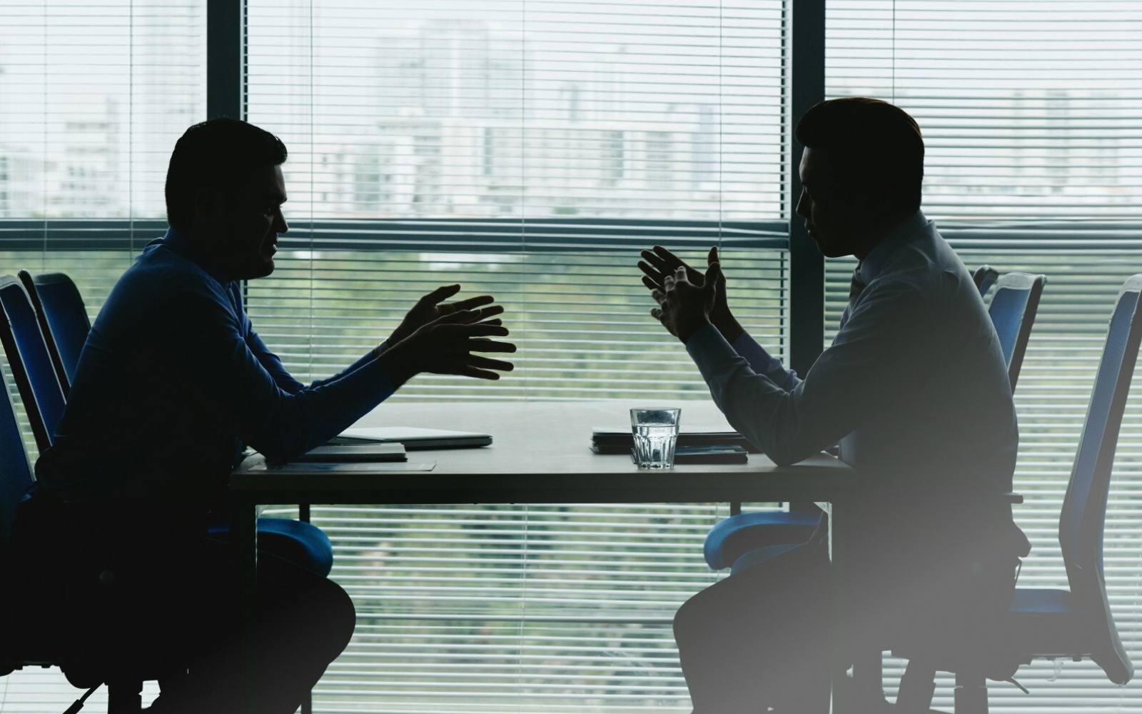 노코드 툴 화면과 고민하는 창업가