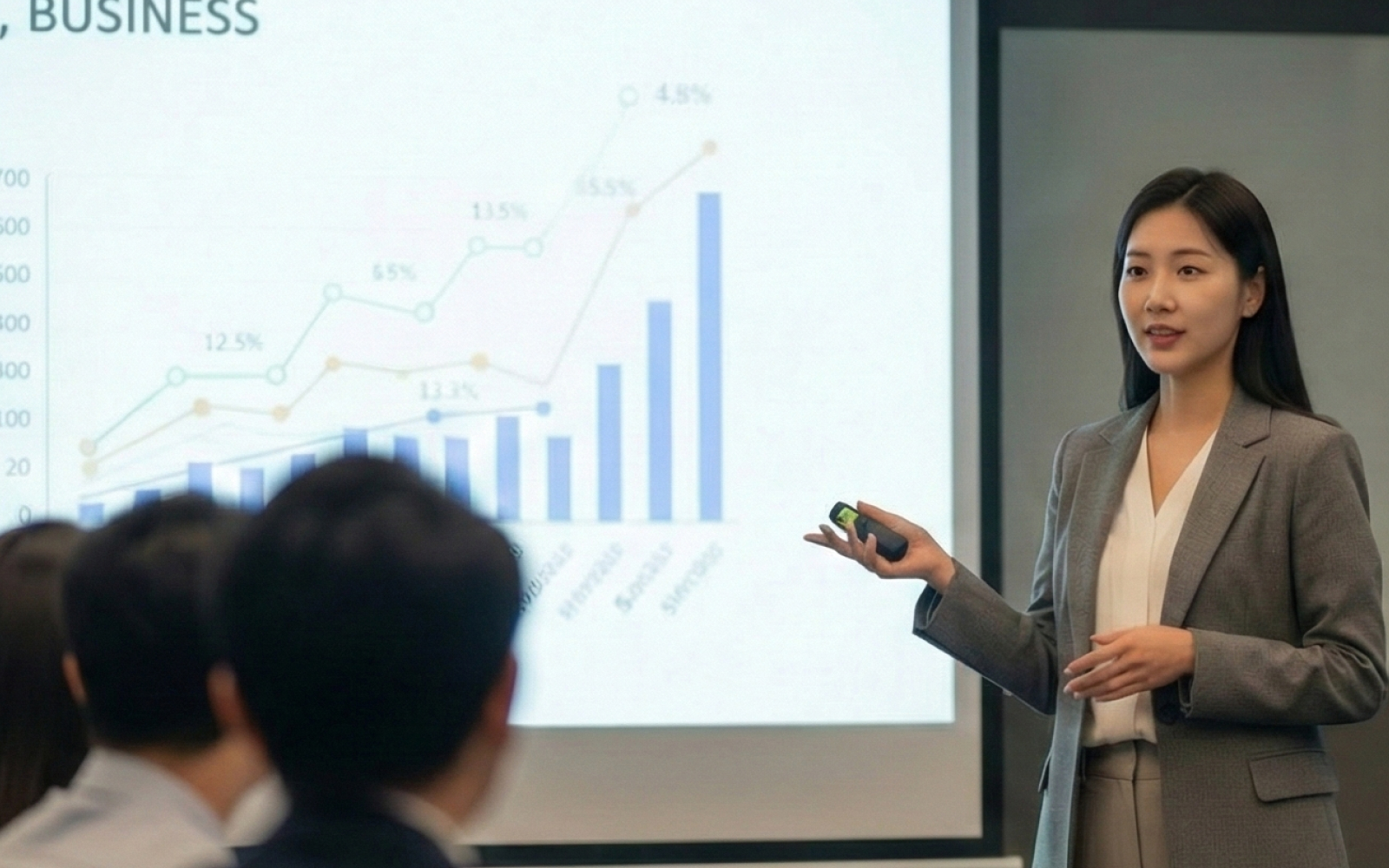 발표장에서 심사위원들이 고개를 들고 집중하는 모습